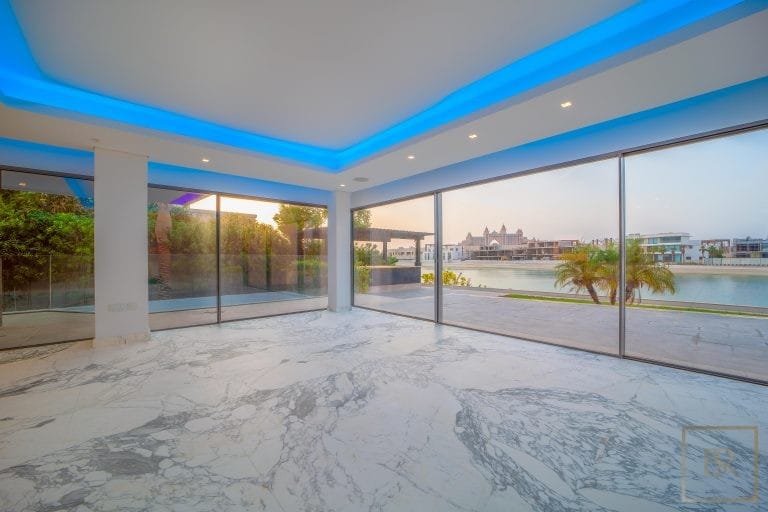 Luxury Villa Beach Front Sunset views across the sea, 5 bedrooms in Palm Jumeirah - Dubai real estate for sale For Super Rich