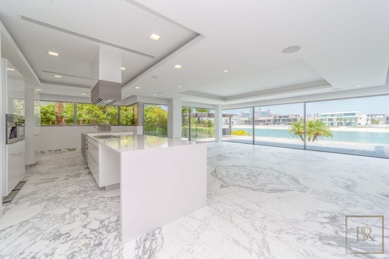 Luxury Villa Beach Front Sunset views across the sea, 5 bedrooms in Palm Jumeirah - Dubai LP01403 for sale For Super Rich
