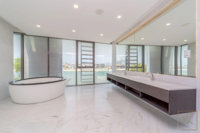 Luxury Villa Beach Front Sunset views across the sea, 5 bedrooms in Palm Jumeirah - Dubai property for sale For Super Rich