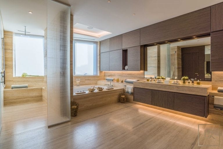 Luxury Penthouse Panoramic View overlooks the Dubai Canal and the Skyline, 5 bedrooms in Business Bay - Dubai Classified ads for sale For Super Rich