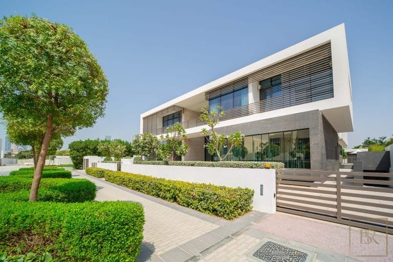 Luxury Villa Panoramic View state-of-the-art amenities, 8 bedrooms in District One - Dubai New for sale For Super Rich