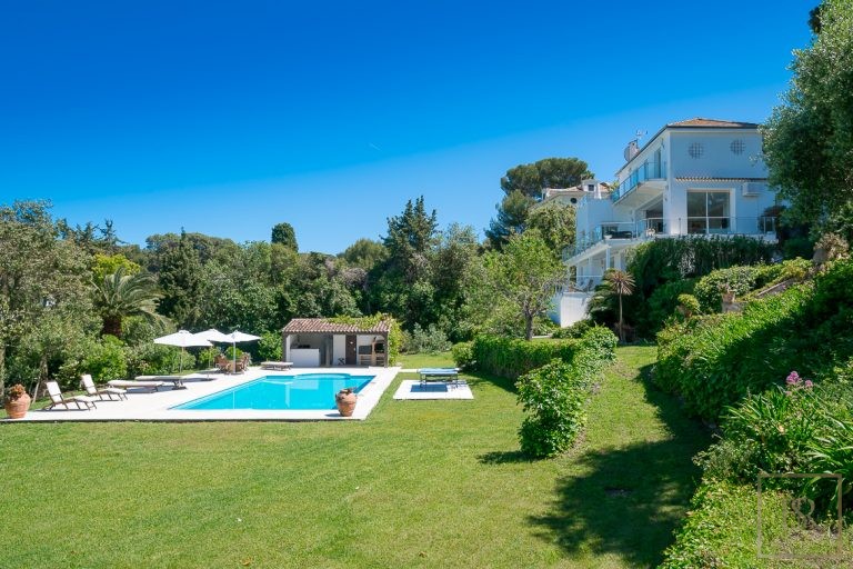 Luxury Villa Heated swimming pool and pool house. near Eden Roc hotel, 6 bedrooms in Cap d'Antibes 7201 for sale For Super Rich