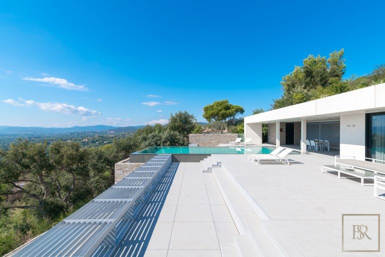 Contemporary Villa Overflowing infinity swimming pool Panoramic sea view, 5 bedrooms in Grimaud available for sale For Super Rich
