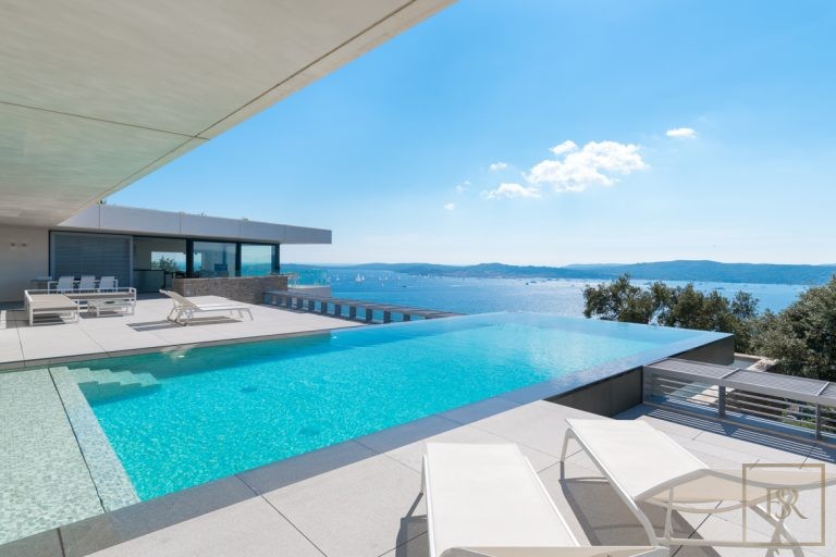 Contemporary Villa Overflowing infinity swimming pool Panoramic sea view, 5 bedrooms in Grimaud New for sale For Super Rich