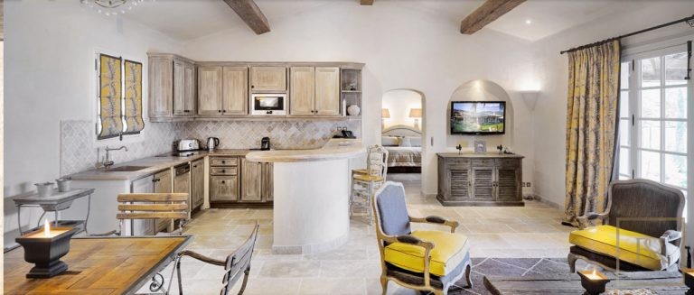 Luxury Villa splendid panoramic sea view & Lérins Islands 3 heated swimming pools, tennis court, 17 bedrooms in Frejus real estate for sale For Super Rich