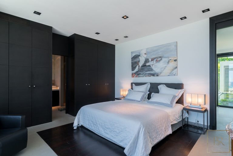 Contemporary Villa Beach Front 5 minutes walk from Club 55, 6 bedrooms in Saint Tropez value rental For Super Rich