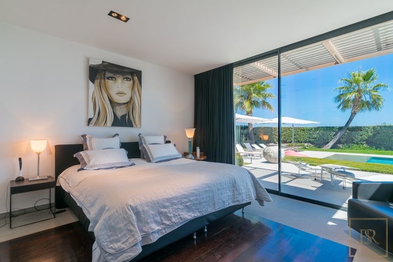 Contemporary Villa Beach Front 5 minutes walk from Club 55, 6 bedrooms in Saint Tropez deal rental For Super Rich