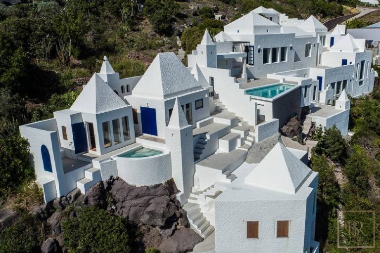 Luxury Villa Los Leones ONE-OF-A-KIND, 4 bedrooms in Pointe Milou - St Barth New for sale For Super Rich
