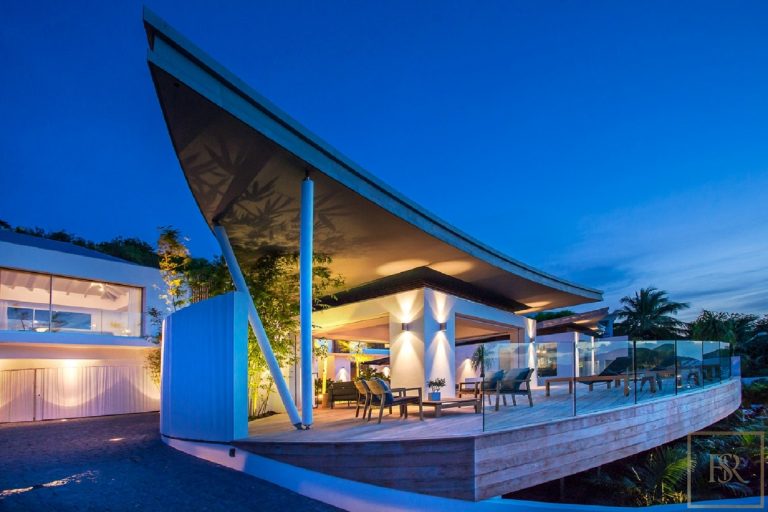 Luxury Villa Wings, beachfront view above The Baie de St. Jean, 4 bedrooms in St Barth rental For Super Rich