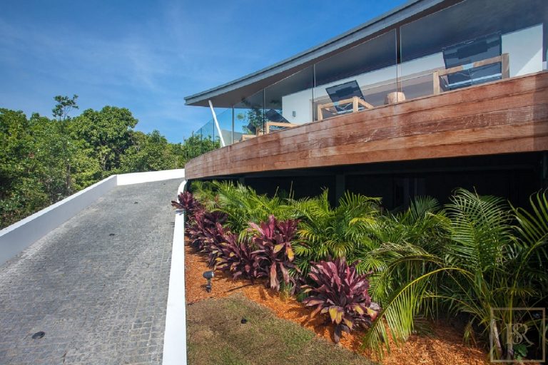 Luxury Villa Wings, beachfront view above The Baie de St. Jean, 4 bedrooms in St Barth unique rental For Super Rich