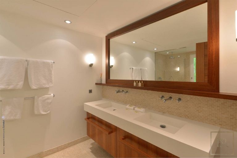 Luxury Villa ELA Beachfront Tennis court, pool, 8 bedrooms in Flamands - St Barth prix rental For Super Rich