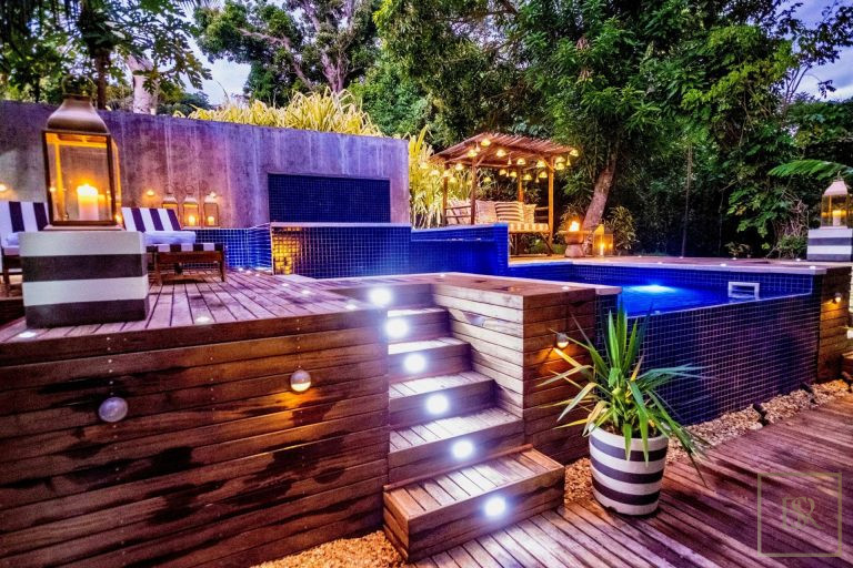 Luxury House Beach Front Private Beach, 8 bedrooms in Tahiti available for sale For Super Rich
