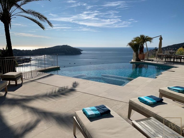 Luxury Villa Overlooking Baie de Villefranche Pool, Jacuzzi and sauna, +5 bedrooms in St Jean Cap Ferrat for sale For Super Rich