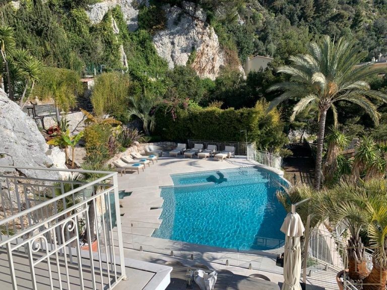 Luxury Villa Overlooking Baie de Villefranche Pool, Jacuzzi and sauna, +5 bedrooms in St Jean Cap Ferrat buy for sale For Super Rich