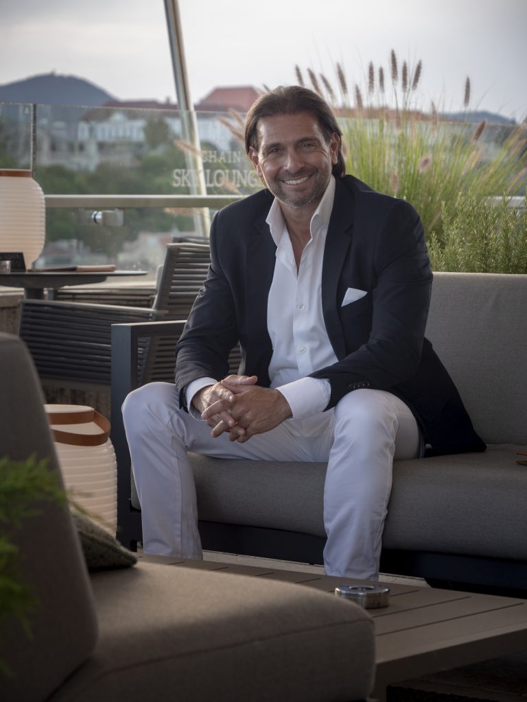 Eric Poirier Owner of ForSuperRich.com Interview for Le Globless by Ivana Vierikova