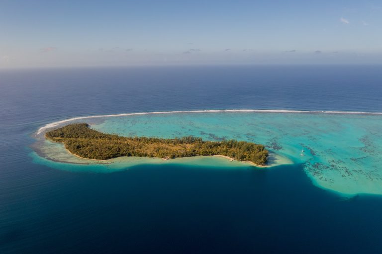 Polynesia Private island Motu Nao Nao 2 beaches, one of which is over 800m long, 25ha, 3 Bungalows bedrooms in Tahiti rental For Super Rich
