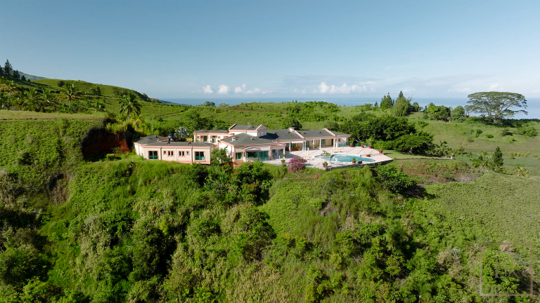 Premium Villa Panoramic View Edge of the cliff, 6 bedrooms in Tahiti Used for sale For Super Rich