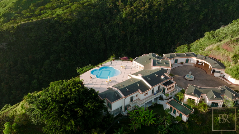 Premium Villa Panoramic View Edge of the cliff, 6 bedrooms in Tahiti best for sale For Super Rich