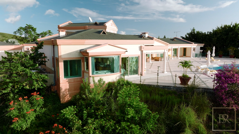 Premium Villa Panoramic View Edge of the cliff, 6 bedrooms in Tahiti expensive for sale For Super Rich
