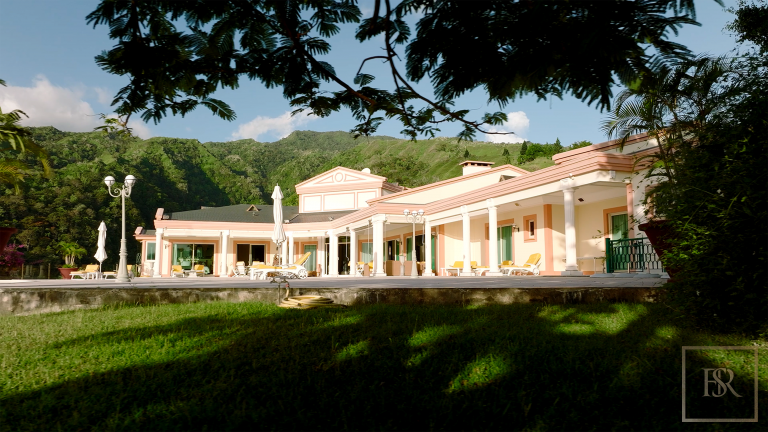 Premium Villa Panoramic View Edge of the cliff, 6 bedrooms in Tahiti unique for sale For Super Rich
