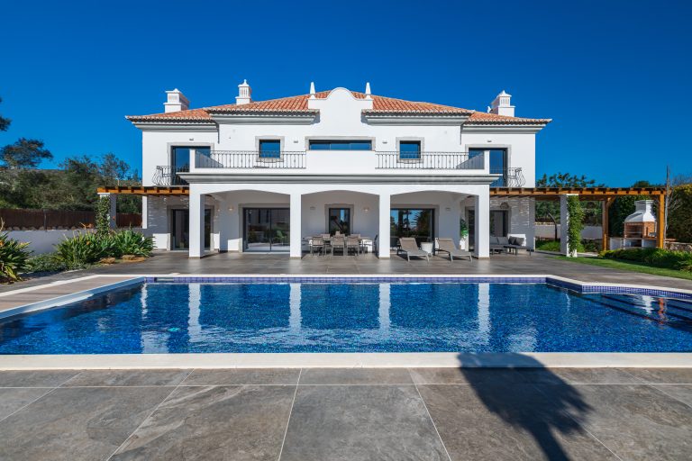 Luxury Villa Sea View, Paddle court, 5 bedrooms in Santa Bárbara de Nexe Used for sale For Super Rich