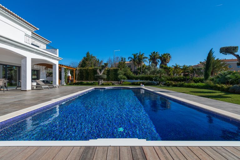 Luxury Villa Sea View, Paddle court, 5 bedrooms in Santa Bárbara de Nexe deal for sale For Super Rich