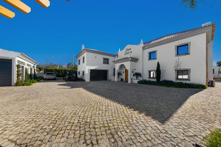 Luxury Villa Sea View, Paddle court, 5 bedrooms in Santa Bárbara de Nexe expensive for sale For Super Rich