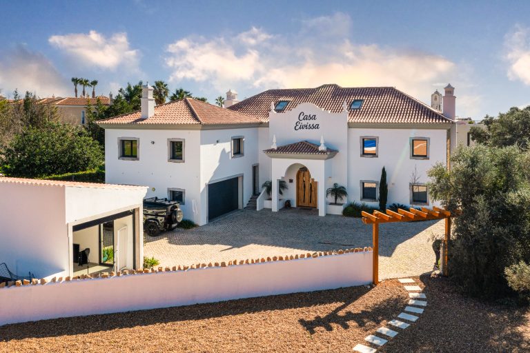 Luxury Villa Sea View, Paddle court, 5 bedrooms in Santa Bárbara de Nexe for sale For Super Rich