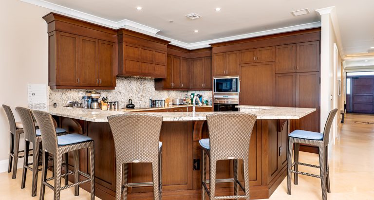 Luxury Apartment Beach Front, 4 bedrooms in Seven Mile Beach deal for sale For Super Rich