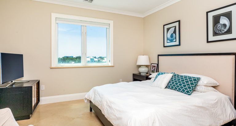 Luxury Apartment Beach Front, 4 bedrooms in Seven Mile Beach top for sale For Super Rich