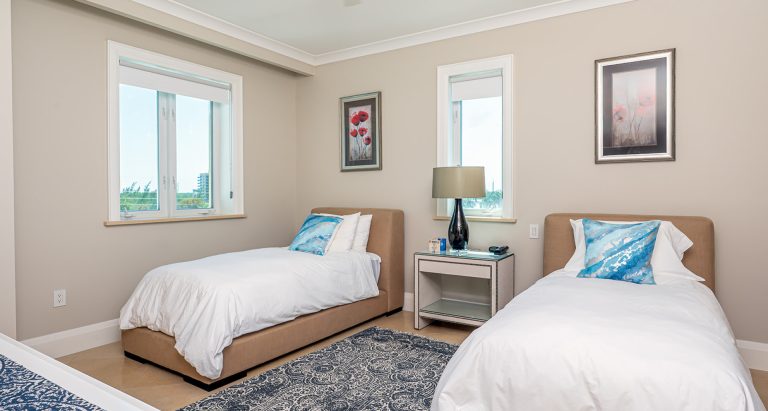 Luxury Apartment Beach Front, 4 bedrooms in Seven Mile Beach expensive for sale For Super Rich