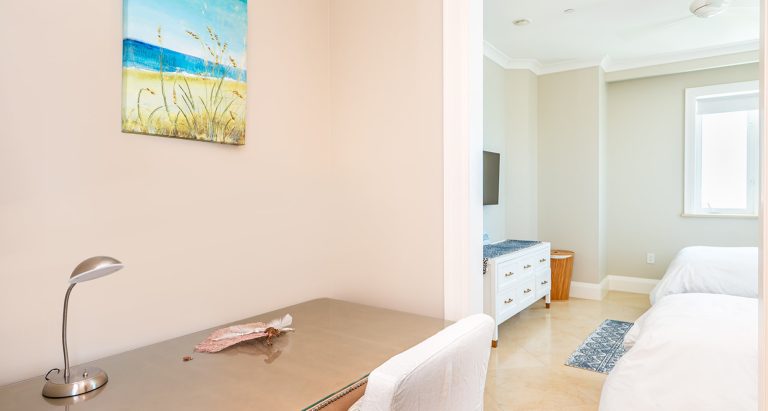 Luxury Apartment Beach Front, 4 bedrooms in Seven Mile Beach exclusive for sale For Super Rich