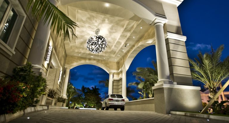 Luxury Apartment Beach Front, 4 bedrooms in Seven Mile Beach properties for sale For Super Rich