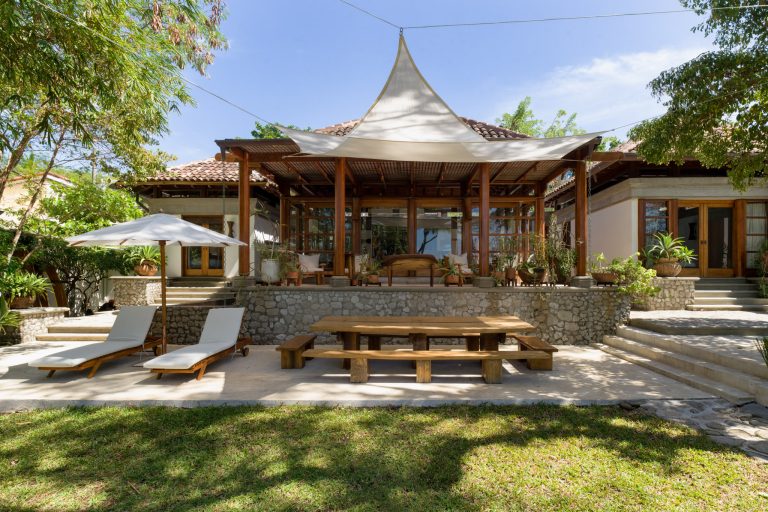 Luxury Villa Serena Beachfront, 5 bedrooms in Tamarindo Used for sale For Super Rich