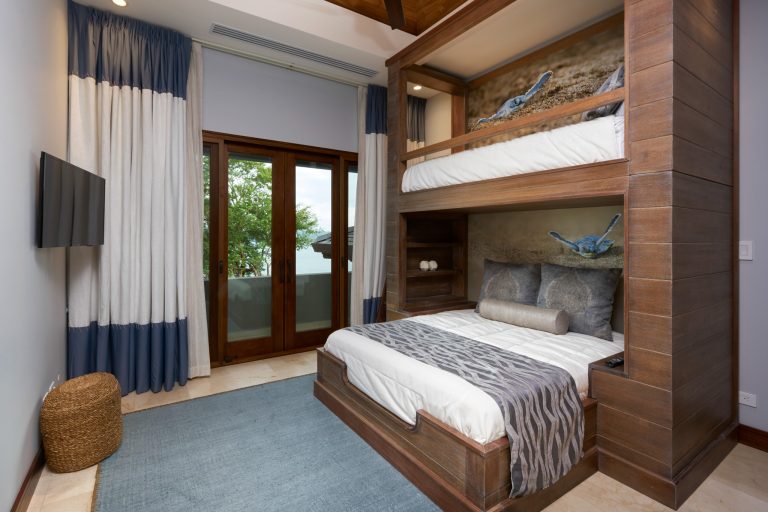 Luxury Villa oceanfront breathtaking panoramic views, 4 bedrooms in Peninsula Papagayo exclusive for sale For Super Rich