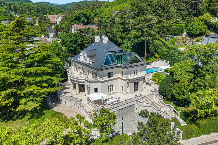Luxury Villa Panoramic View heated outdoor pool, 5 bedrooms in Döbling for sale For Super Rich