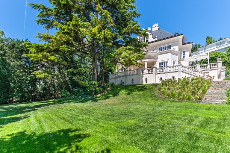 Luxury Villa Panoramic View heated outdoor pool, 5 bedrooms in Döbling deal for sale For Super Rich