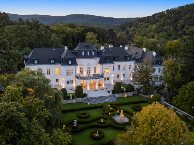 Luxury Castle Panoramic View, 21 bedrooms in Vienna top for sale For Super Rich