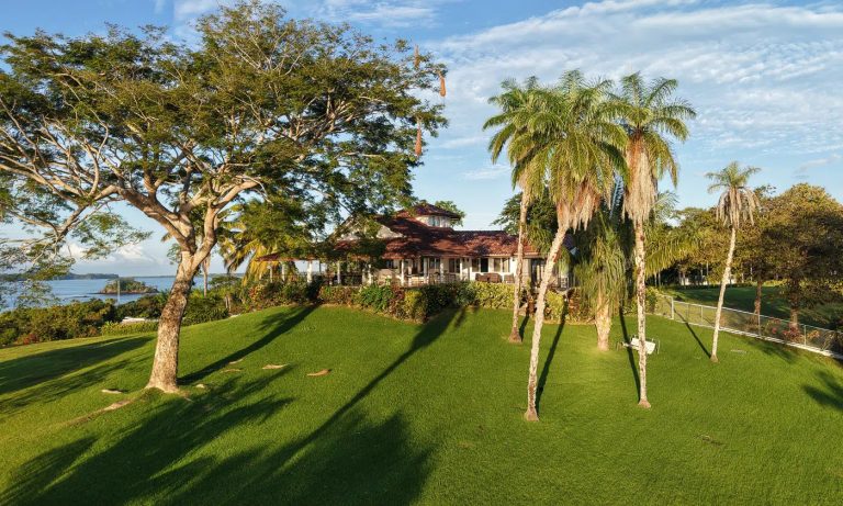 Country Villa Beach Front, panoramic Pacific Ocean views, 6 bedrooms in Boca Brava Island, Boca Chica, Chiriquí available for sale For Super Rich