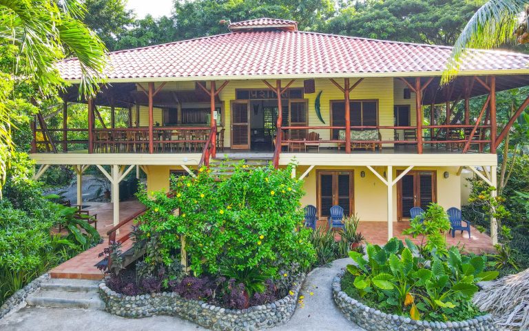 Colonial Tropical Retreat Hotel Beach Front Sea View, 10 bedrooms in Bluff Beach, Isla Colón, Bocas del Toro available for sale For Super Rich