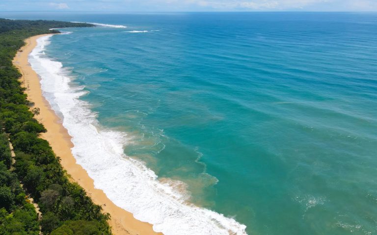 Colonial Tropical Retreat Hotel Beach Front Sea View, 10 bedrooms in Bluff Beach, Isla Colón, Bocas del Toro exclusive for sale For Super Rich