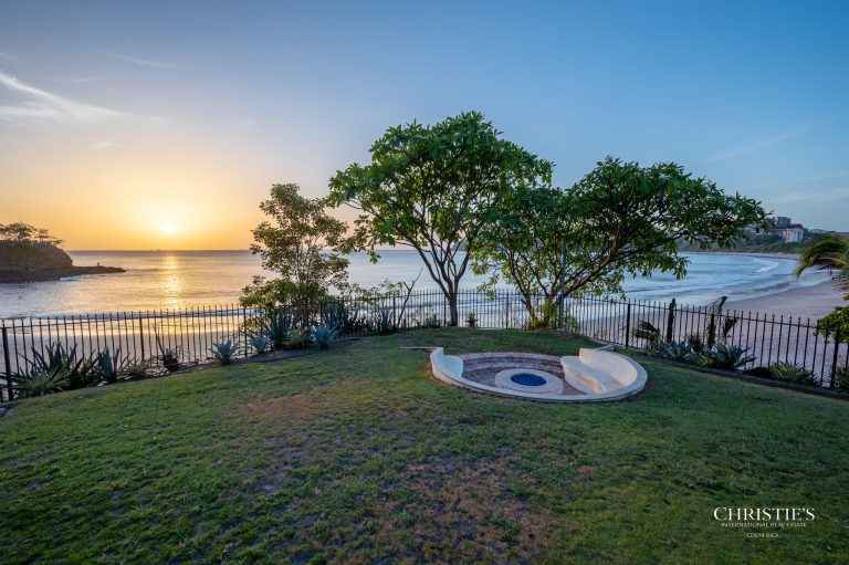 Luxury Villa Beach Front, 6 bedrooms in Playa Flamingo, Guanacaste photo for sale For Super Rich